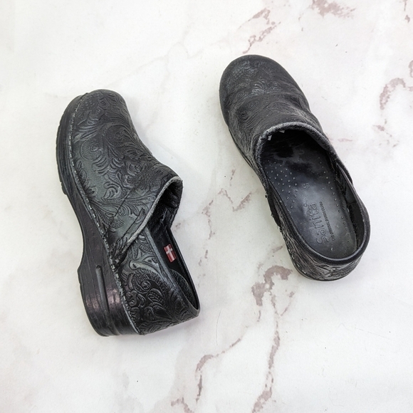 Sanita Clog Shoe Women US 6 EUR 37 Black Low Top Slip On Floral Tooled - Picture 1 of 11